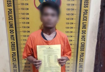 Tersangka (diborgol) saat diamankan