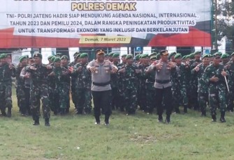 Kapolres Demak AKBP Budi Adhy Buono bersama Dandim Letkol Czi Pribadi Setyo Pratama bersemangat dan kompak mendampingi 600 personel gabungan Polres dan Kodim melaksanakan yel-yel Sinergitas TNI - Polri pada Apel Jam Pimpinan TNI - Polri Jawa Tengah