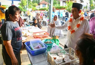 Gubernur Ansar saat bertemu salah seorang pedagang