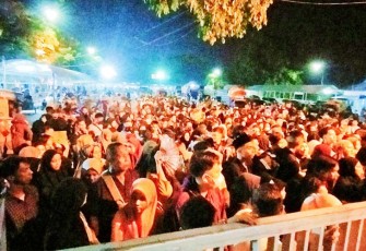 Pemudik saat memadati pelabuhan ASDP Tanjung Uban