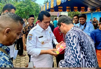 Gubernur Ansar saat Serahkan Bantuan Perikanan di Desa Pekaka Lingga Senilai Rp2,648 miliar 