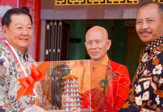 Sekdaprov Kepri saat Hadiri Peresmian Pagoda Sata-Saharsa Buddha di Tanjungpinang