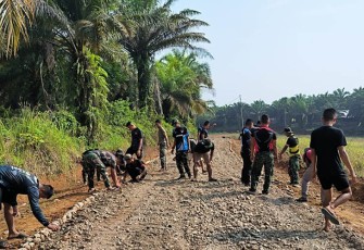 Satgas TMMD saat merapikan hasil pengerasan badan jalan