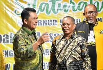 Gubernur Kepulauan Riau H. Ansar Ahmad saat bersilaturahmi bersama masyarakat Perumahan Taman Sari RW 001 & RW 003 Kelurahan Tiban Baru Kecamatan Sekupang Kota Batam, Minggu (06/08) malam. 