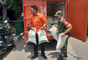 Babinsa Koramil 05/Tanah Abang saat Monitoring Penyaluran Bansos Beras