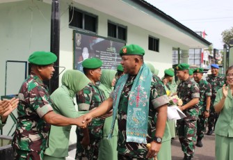 Kasdim saat Sambut Hangat Kunjungan Kerja Danrem 102/Pjg di Makodim 1016/Plk 
