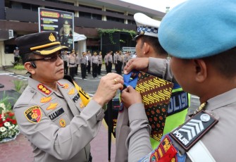 Polrestabes Medan melaksanakan Apel Gelar Pasukan Operasi Kepolisian Terpusat Lilin Toba 2023 di Lapangan Apel Polrestabes Medan, Kamis (21/12/2023)