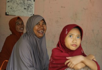 Potret warga Desa Sembulang Tanjung saat pergeseran terhadap dua Kepala Keluarga (KK) dilakukan pada Jumat (3/11/2023)