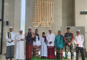 Satgas Pamtas Yonif 645/GTY saat Sholat Idul Fitri Bersama Masyarakat di Perbatasan RI-Malaysia