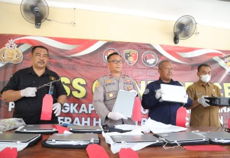 Kapolres Cilegon Polda Banten AKBP Eko Tjahyo Untoro melalui kapolsek Cibeber Iptu Atep Mulyana saat press conference.