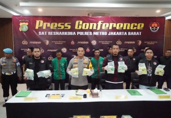 Kapolres Metro Jakarta Barat Kombes Pol M Syahduddi didampingi Kasatres Narkoba AKBP Indrawienny Panjiyoga Saat Melakukan Konferensi Pers 