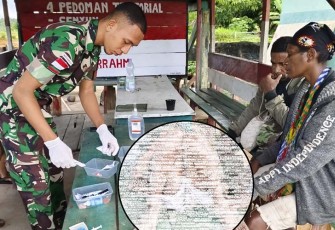 Tim Medis Satgas Pamtas Statis RI-PNG Yonif 111/KB membantu salah seorang anak bernama Willy (10 Thn) yang terluka akibat kecelakaan terjatuh dari kendaraan miliknya yang mengakibatkan luka dibagian kepala