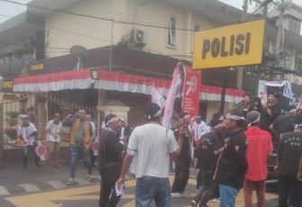Massa Bangso Batak saat berunjuk rasa di depan Mapolrestabes Medan