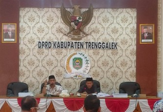 Situasi rapat kerja Komisi III DPRD Kabupaten Trenggalek, bersama OPD mitra kerja, di aula DPRD Kabupaten Trenggalek, Jum'at (28/7/2024).