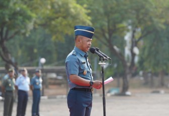 Kapuspen TNI Laksda TNI Julius Widjojono saat menjadi Inspektur Upacara 17-an, yang diikuti Prajurit dan PNS TNI di Mabes TNI, Cilangkap, Jakarta Timur, Senin (18/9/2023).