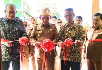 Gubernur Ansar saat Resmikan Dua Ruang Kelas Baru SMA Negeri 2 Karimun