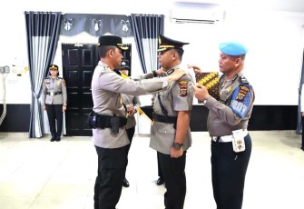 Kapolrestabes Medan Kombes Pol Valentino Alfa Tatareda SH, SIK memimpin upacara penyerahan jabatan Waka Polrestabes Medan, Senin 18 Desember 2023