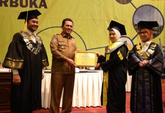 Gubernur Ansar saat Hadiri Wisuda UT Batam