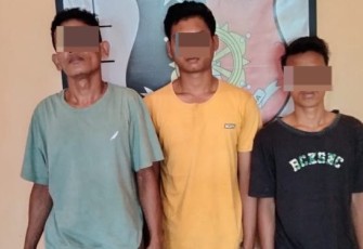 Tersangka saat dimankan di Mako Polsek Padang Bolak, guna pemeriksaan lebih lanjut