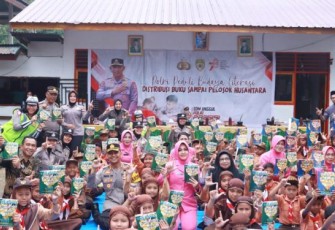 Kapolres Tapanuli Selatan (Tapsel), AKBP Imam Zamroni, SIK, MH, bersama Ketua Bhayangkari Cabang setempat, Ny Fitri Imam Zamroni, sumbang ratusan buku bacaan ke SD Negeri 100301 di Desa Sosopan Pargarutan, Kecamatan Angkola Timur, Minggu (17/9/2023) pagi.