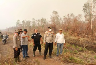 Wakapolda Kalteng Brigjen Pol Mohamad Agung Budijono Turun Langsung Tanggulangi Kebakaran Lahan di Pulang Pisau 