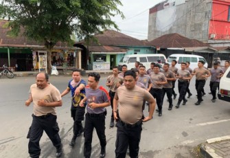 Personel Dalmas Polres Tapsel berlatih dengan materi latihan fisik yaitu, lari sejauh 10 KM