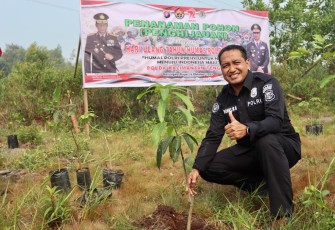 Kasubbid PID Polda Kalimantan Tengah AKBP Ronny Manusiwa SIK Tanam Pohon 