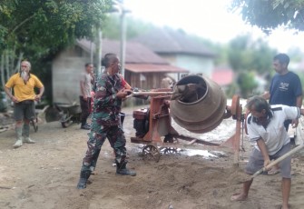 Babinsa Koramil Kahut Bersama Warga Gotong Royong Perbaiki Jalan Kampung