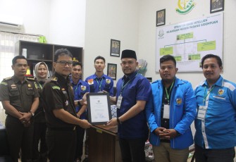 Ketua DPD KNPI Kota Padangsidimpuan, yang akrab disapa Bunk Karim Pohan, bersama pengurus lainnya, di akhir audensi memberikan Piagam Kepada Kejaksaan Negeri Kota Padansidimpuan, yang diterima oleh Kasi Intel Yunius Zega.