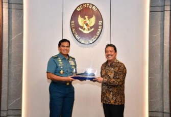 Kepala Staf Angkatan Laut (Kasal) Laksamana TNI Dr. Muhammad Ali melaksanakan pertemuan dengan Menteri Perikanan dan Kelautan RI Sakti Wahyu Trenggono, Rabu (27/12), di Gedung Mina Bahari I Lantai 7, Jalan Medan Merdeka Timur, Gambir, Jakarta Pusat