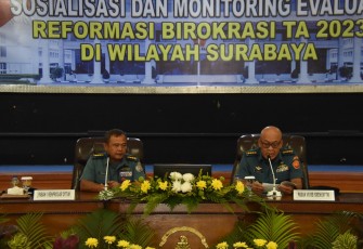  Prajurit dan Pegawai Negeri Sipil (PNS) Kodiklatal bersama perwakilan TNI AD, TNI AL dan TNI AU wilayah Surabaya menerima Sosialisasi dan Survei Reformasi Birokrasi (RB) dan Pembangunan Zona Integritas (ZI) TNI Wilayah Surabaya Tahun 2023 oleh Tim RB Srenum Mabes TNI