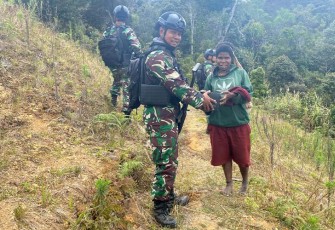 Aksi Door To Door Pos Malagayneri Satgas Yonif Mekanis 203/AK saat Laksanakan Anjangsana di Desa Nambu