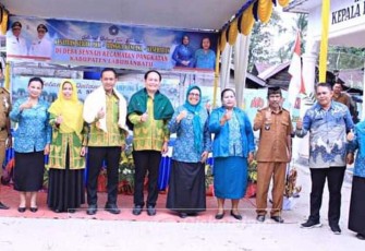 Camat Pangkatan Datar Sirait, SH bersama Ketua Bidang Satu TP PKK Kabupaten Labuhanbatu Ny. Ir. Diah Aulidan Yusuf Siagian, MMA., Beserta Rombongan menyambut kedatangan Tim Evaluasi Desa/Kelurahan pelaksana kesatuan gerak PKK bangga kencana Provinsi Sumatera Utara di Kantor Desa Sennah, Kecamatan Pangakatan Selasa (11/04/2023).
