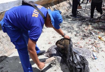 SatPolairud Polres Bintan saat Lakukan Pembersihan Tumpahan Minyak Hitam di sepanjang garis Pantai
