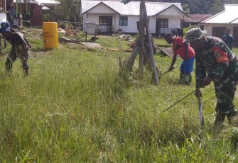 Babinsa Koramil Jila saat Karya Bakti Bersihkan Lingkungan Sekolah