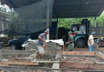 Babinsa Desa Gondosuli Serda Puspito anggota Koramil Tipe B 0807/14 Gondang bersama warga  melaksanakan kerja bakti membangun rumah warga binaan Desa Gondosuli Kecamatan Gondang Kabupaten Tulungagung Jawa timur, Selasa (26/12/2023)