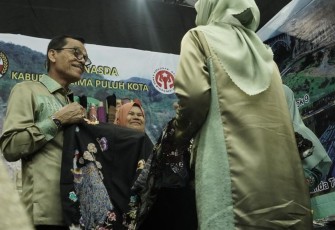 Bupati Limapuluh Kota Safaruddin, mengapresiasi Songket Halaban kombinasi Kapalo Samek masuk proses nominasi pada Inacraft Award pada ajang The 23rd Jakarta International Handicraft Trade Fair 2023.