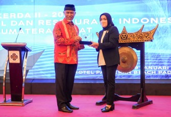 Gubernur Sumbar bersama ketua PHRI Sumbar.
