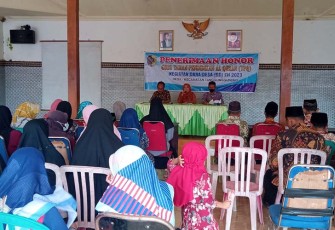 Pelaksanaan pemberian honor guru taman pendidikan Al-Quran diikuti Kades beserta perangkat serta guru ngaji di Aula Balai Desa Tanggunggunung