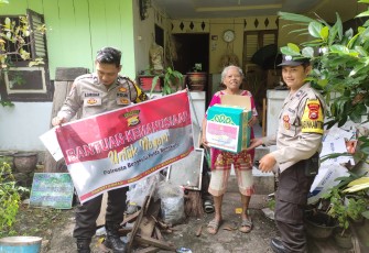 Bhabinkamtibmas Polsek Teluk Segara Salurkan Bantuan ke Warga Sumur Meleleh