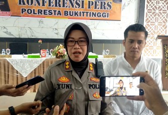 Plt. Kapolresta Bukittinggi AKBP Wahyuni Sri Lestari, S.I.K, M.H., saat diwawancarai awak media di Aula Mapolresta Bukittinggi.