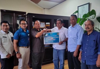 BP Batam Serahkan Bantuan Rp62 Juta untuk Korban Longsor Serasan Natuna