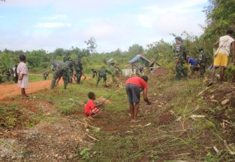 Satgas Pamtas Statis RI-PNG Yonif 111/KB bersama Warga gelar Karya Bakti TNI