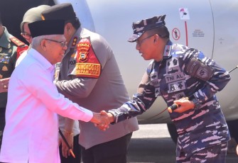 Danlantamal VI Turut Hadiri Prosesi Penyambutan Wapres RI Transit di Makassar