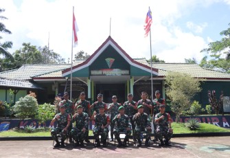 Satgas Pamtas RI-MLY Yonif 645/Gardatama Yudha Terima Kunjungan Danbrigif 19/Khatulistiwa