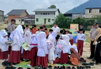 Gandeng Pesantren Darul Mursyid, Kapolsek SD Hole Ajak MIN 2 Tapsel Budayakan Literasi