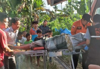 Personel Polsek Batangtoru dan Inafis Sat Reskrim Polres Tapsel melaksanakan Cek TKP Korban dibawa ke Rumah Sakit Bhayangkara TK IV Polda Sumut dengan menggunakan Mobil Ambulance Puskesmas Kecamata Angkola Barat untuk dilakukan pemeriksaan medis.