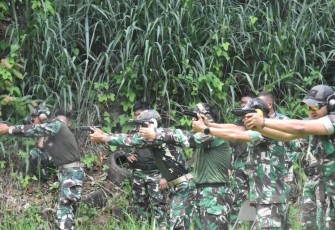 Komandan Brigif 17 Kostrad Letkol Inf Krisna Pribudi, M.Si.Han., beserta Perwira Staf Brigif 17 Kostrad melaksanakan menembak Pistol dan Senapan jarak 100 M di lapangan tembak 100 Brigif 17 Kostrad, Cijantung, Selasa (12/12/2023)