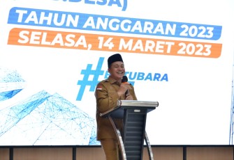 Bupati Batu Bara Ir. H. Zahir, M.AP., saat menghadiri sosialisasi percepatan penyerapan APBDes tahun anggaran 2023, di aula Singapore Land, Kecamatan Sei Balai, Kabupaten Batu Bara, Selasa (14/03/2023).