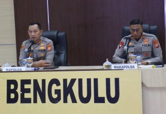 Kapolda Bengkulu Irjen Pol Drs. Armed Wijaya M.S.i bersama Wakapolda Bengkulu Brigjen Pol Drs. Umar Dani M.S.i saat menyampaikan arahan dan Tindak Lanjut Hasil dari Rapat Koordinasi Nasional ( RAKORNAS ) 